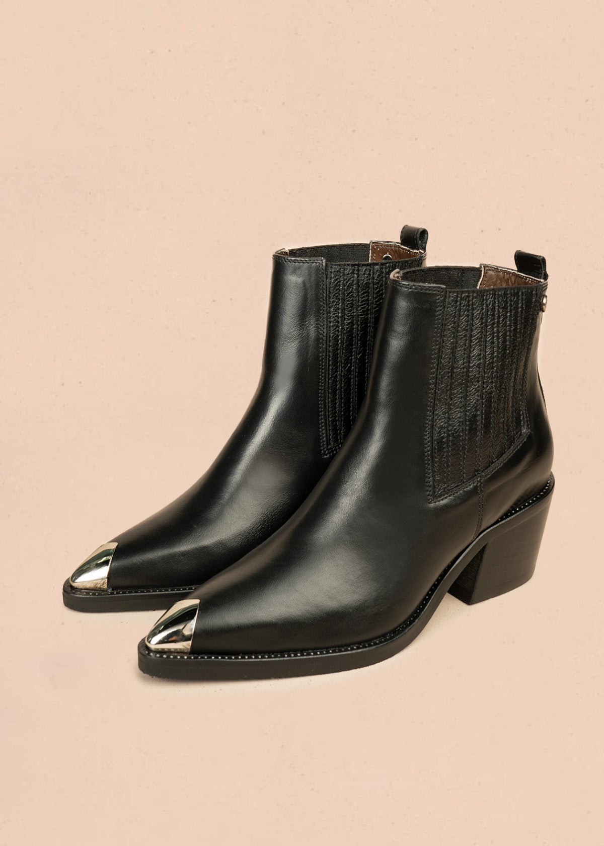 Botines de cuero color negro acabado liso y punta plateada 106452
