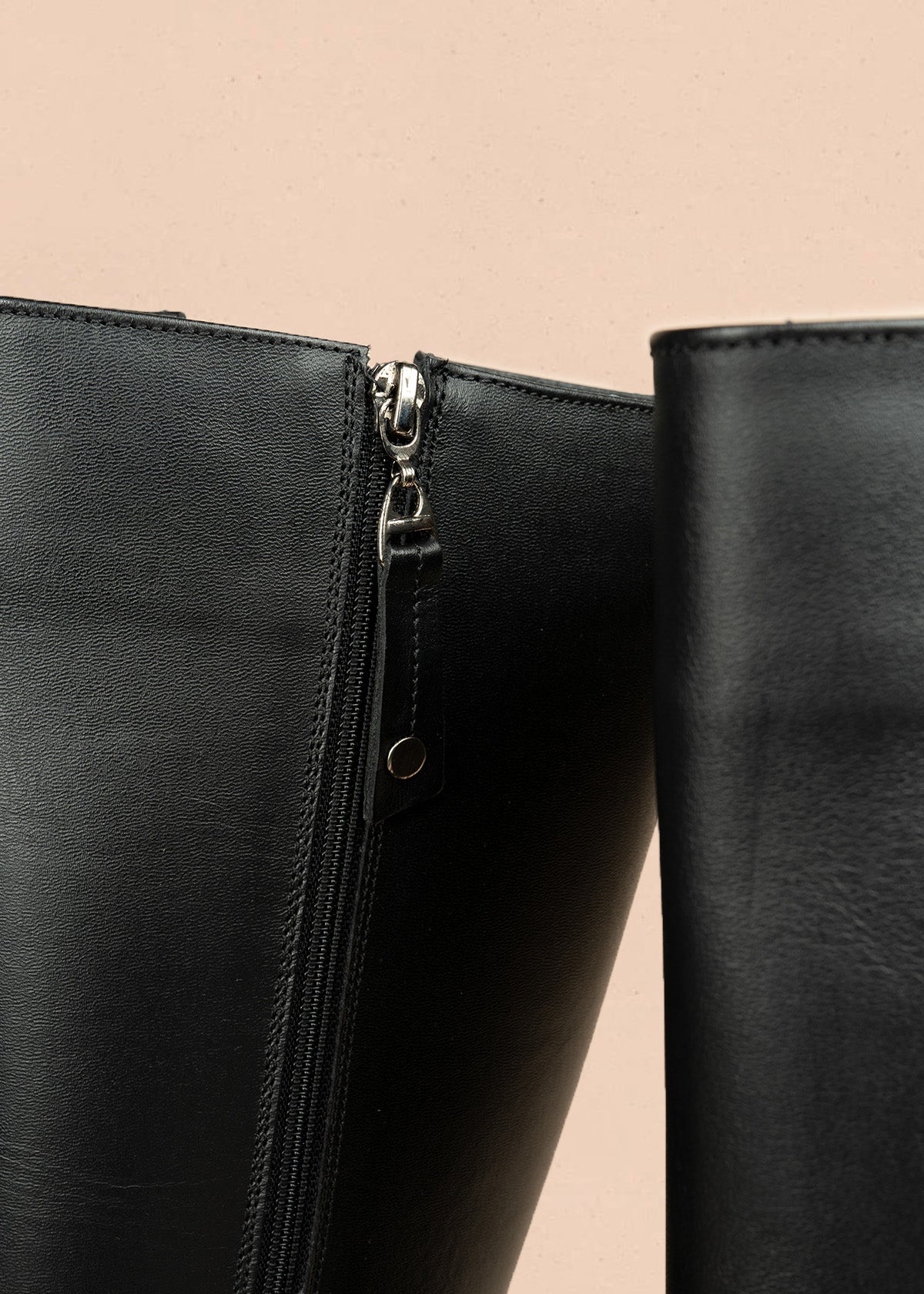 Botas de cuero color negro acabado liso y elástico lateral 106453