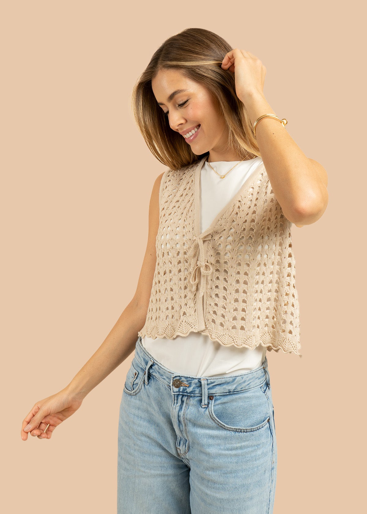 Chaleco tejido color beige de punto calado y listones 106455