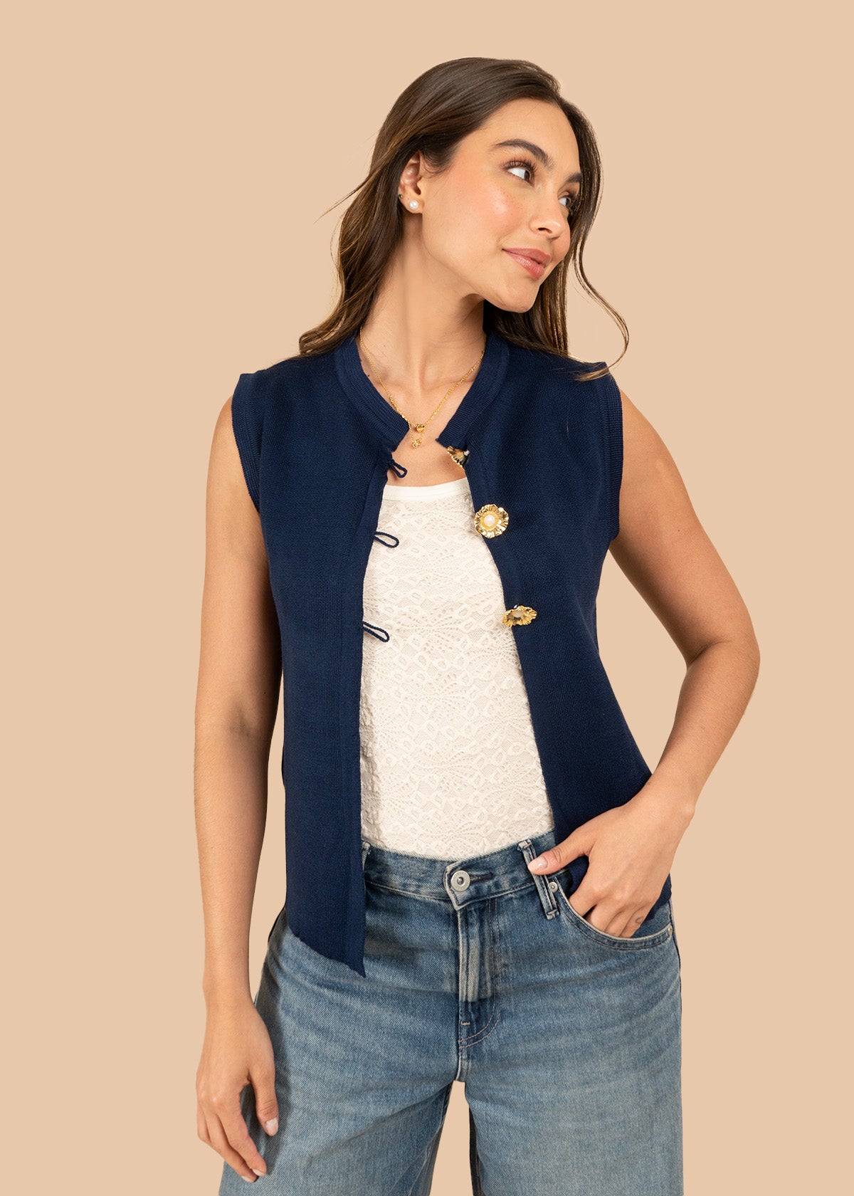 Chaleco tejido color azul con broches dorados 106457