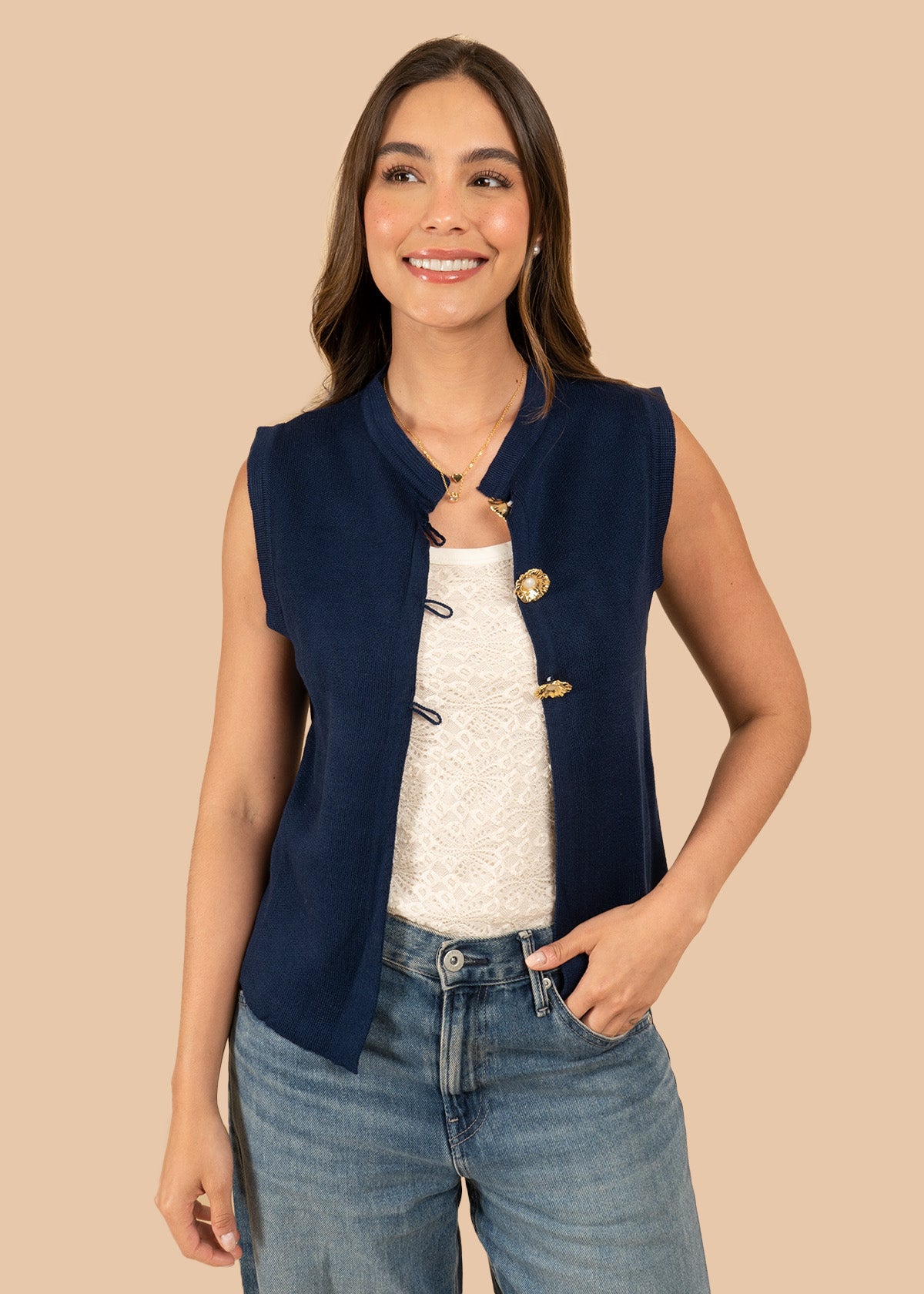 Chaleco tejido color azul con broches dorados 106457
