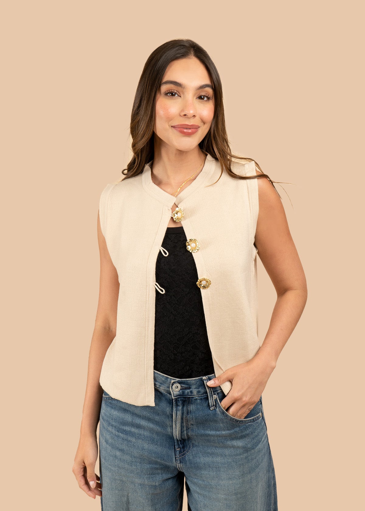 Chaleco tejido color beige con broches dorados 106457