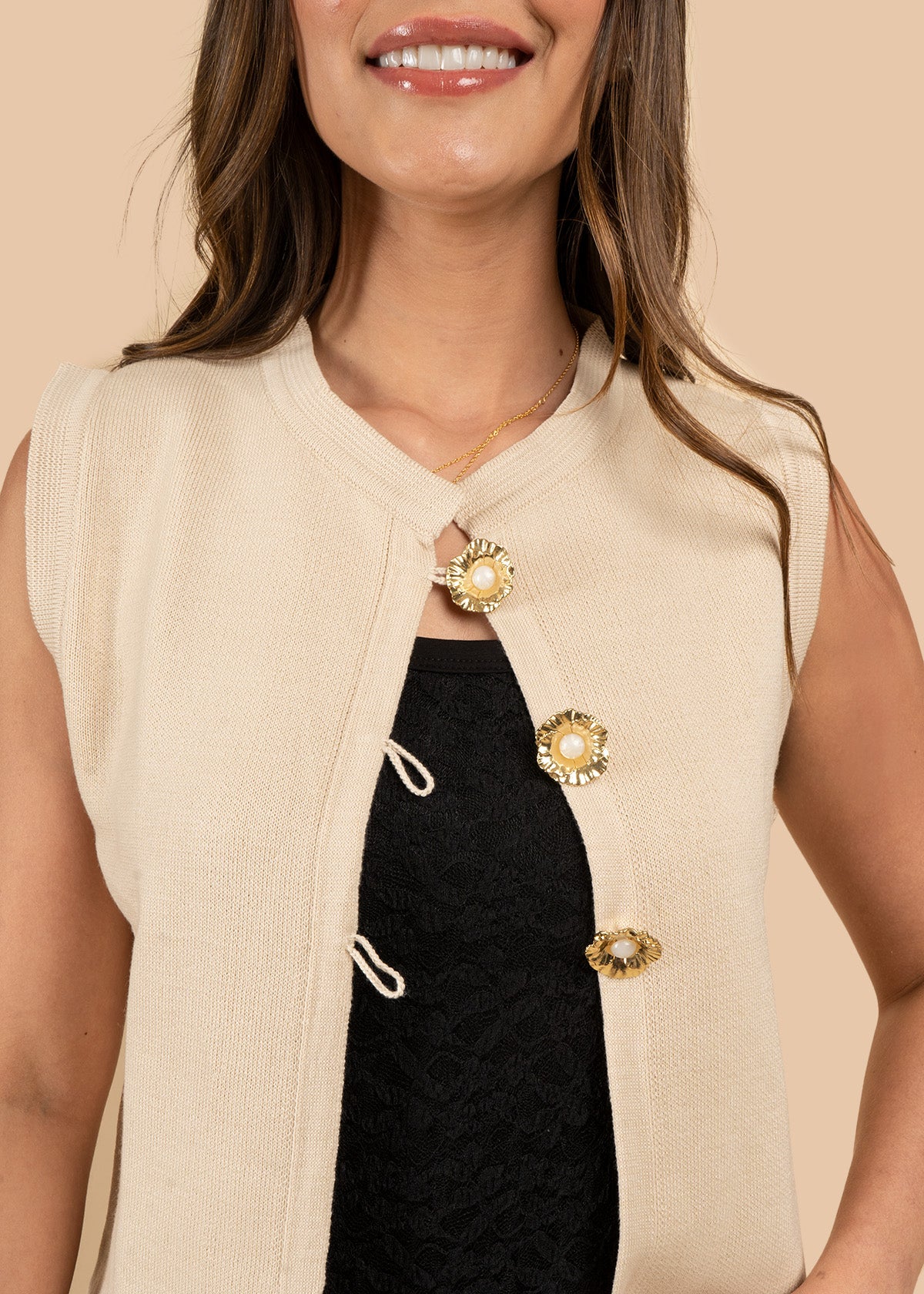 Chaleco tejido color beige con broches dorados 106457