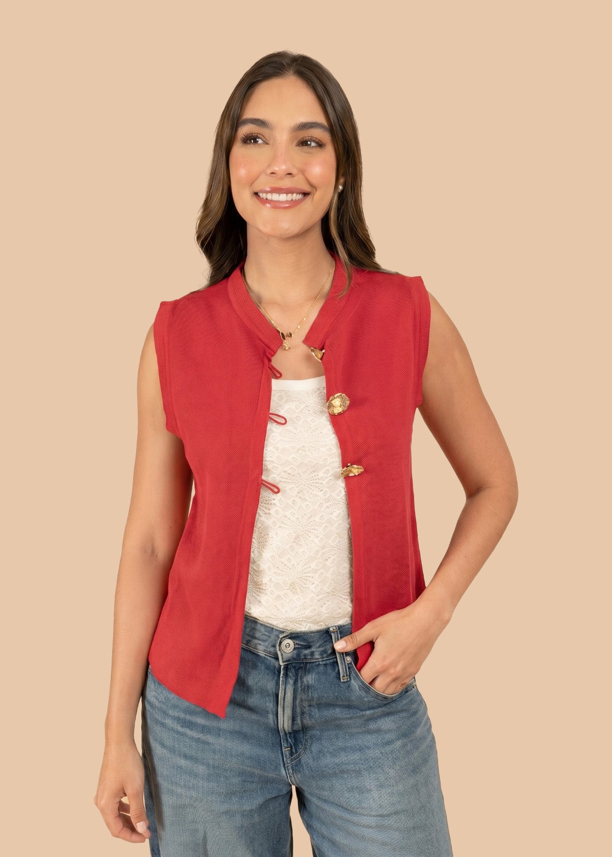 Chaleco tejido color rojo con broches dorados 106457