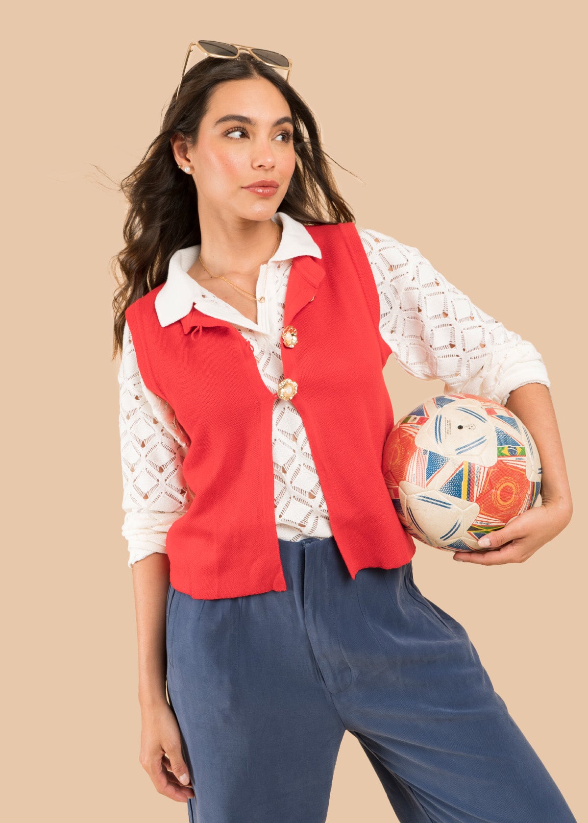 Chaleco tejido color rojo con broches dorados 106457