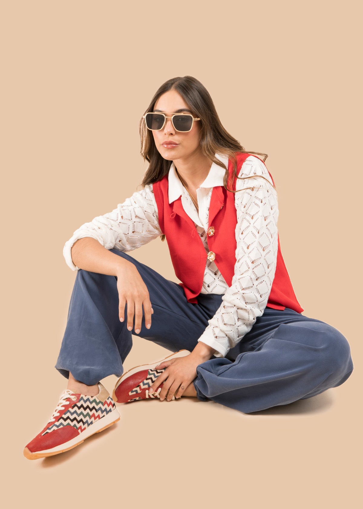 Chaleco tejido color rojo con broches dorados 106457