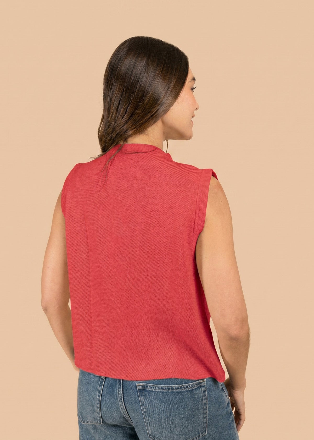 Chaleco tejido color rojo con broches dorados 106457