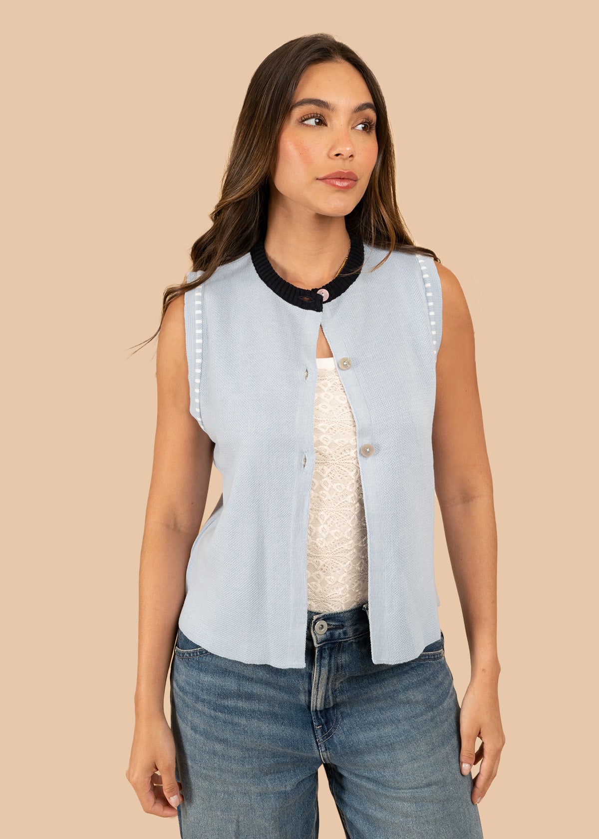 Chaleco tejido color azul con ribetes 106458
