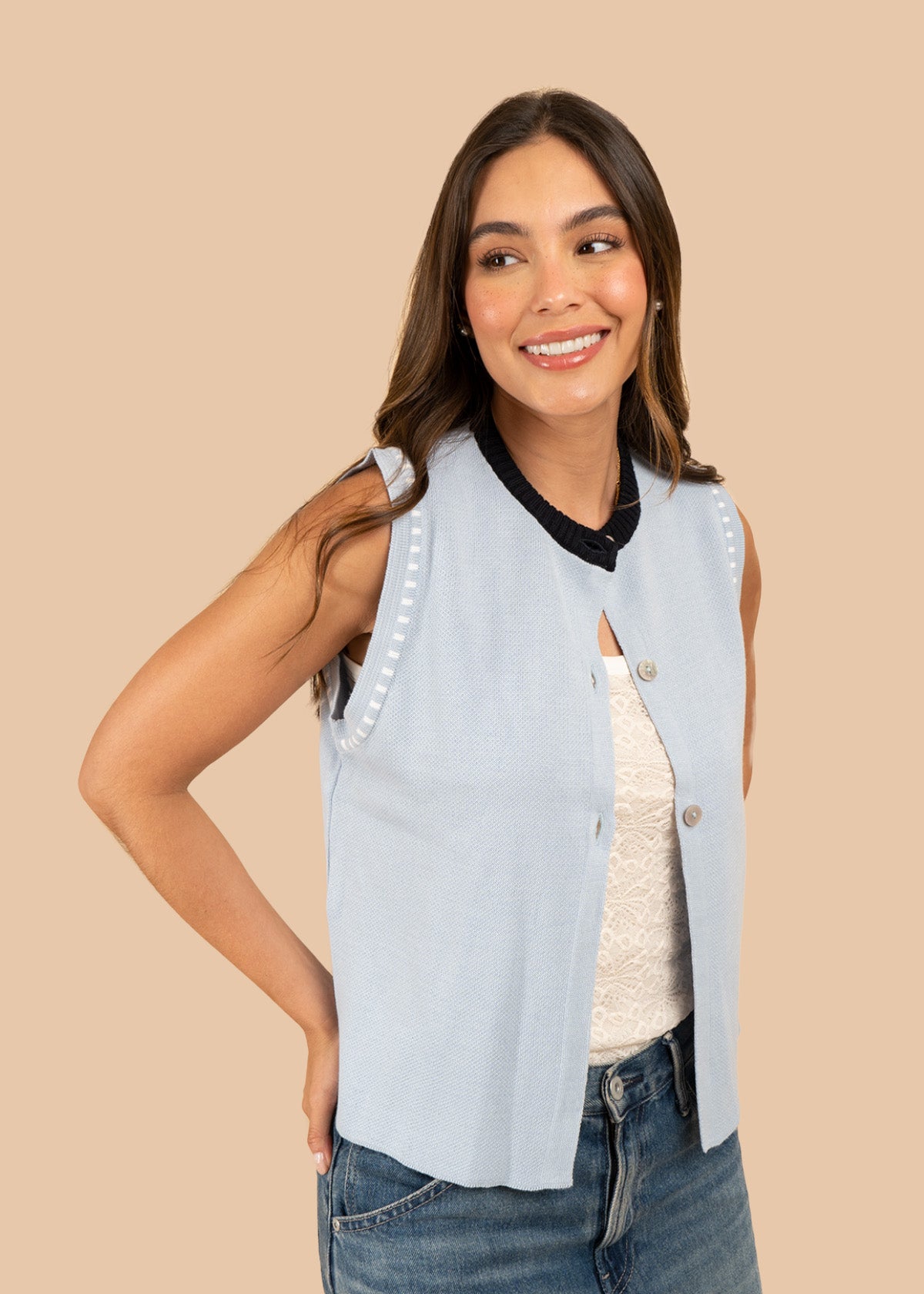 Chaleco tejido color azul con ribetes 106458