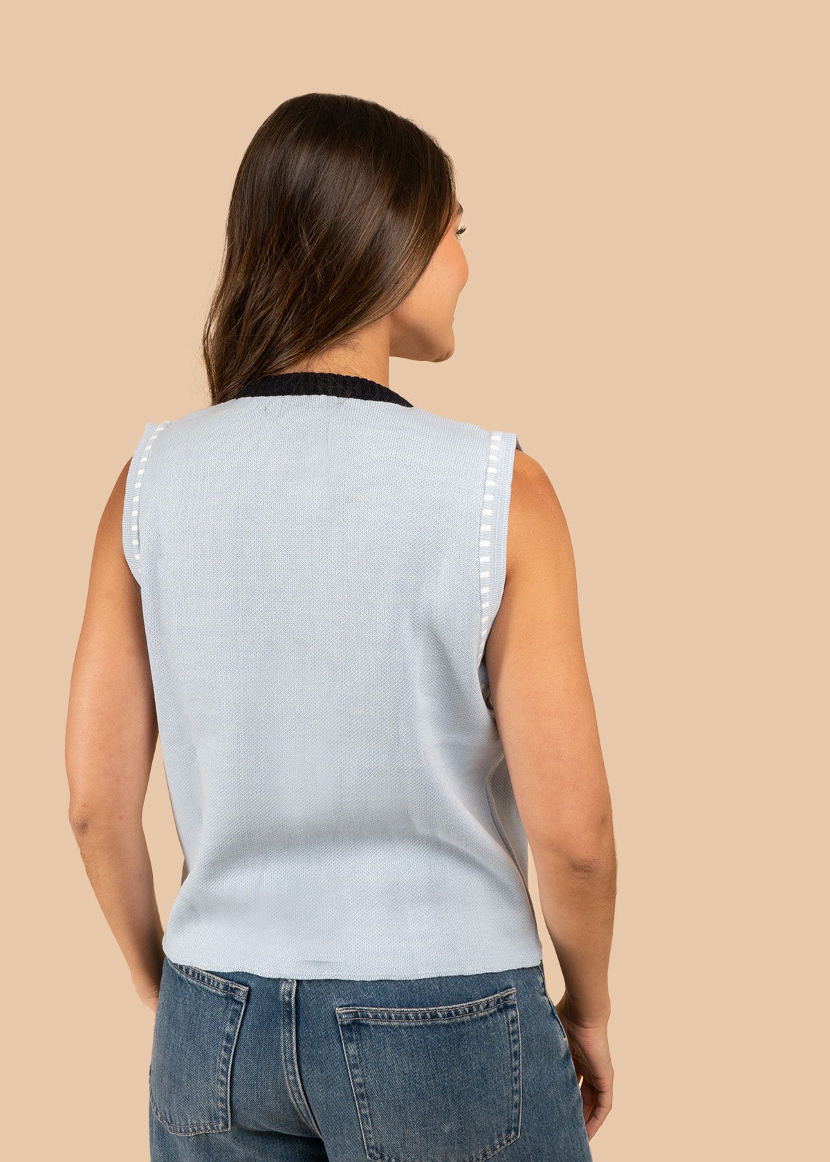 Chaleco tejido color azul con ribetes 106458