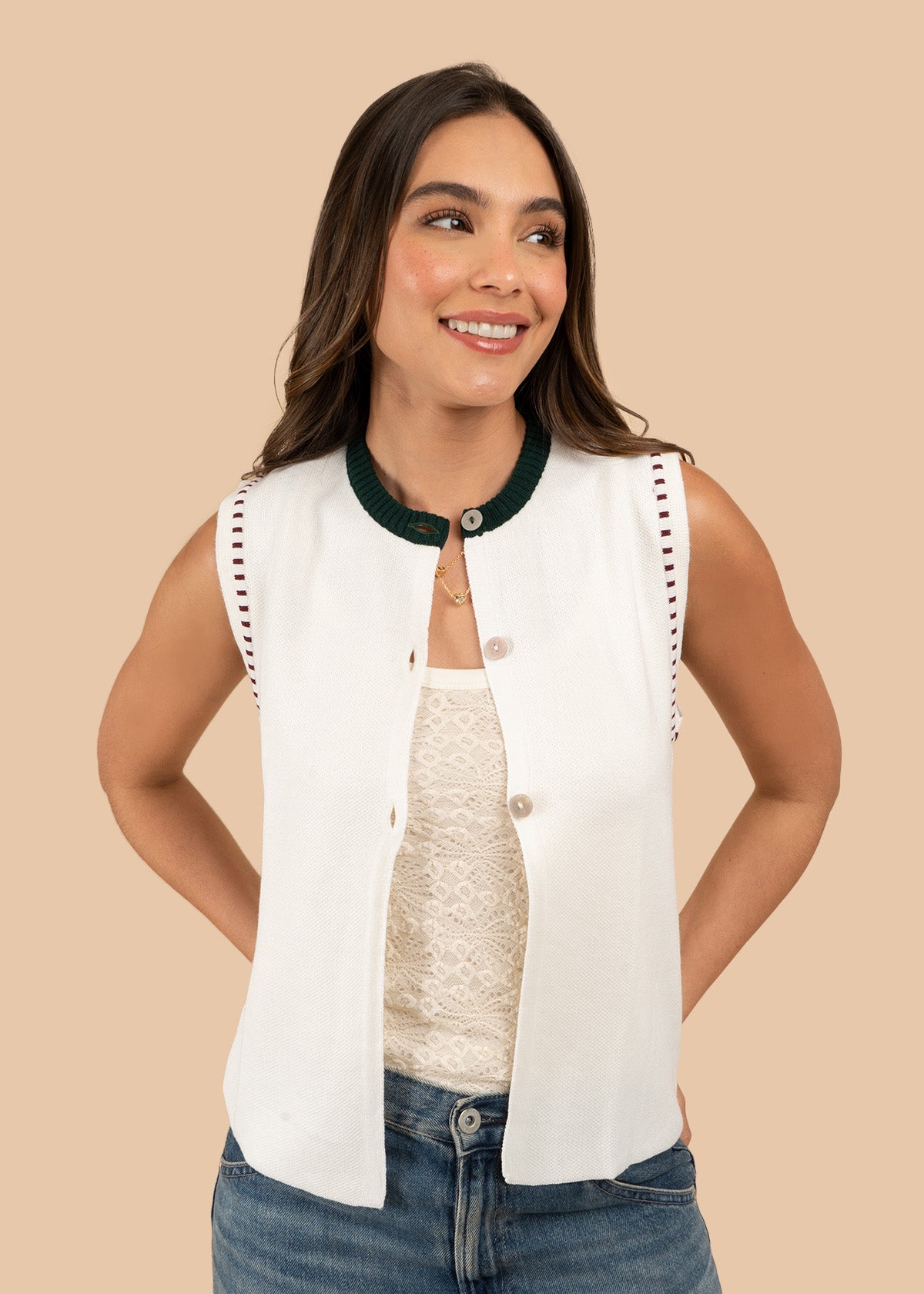 Chaleco tejido color blanco con ribetes 106458
