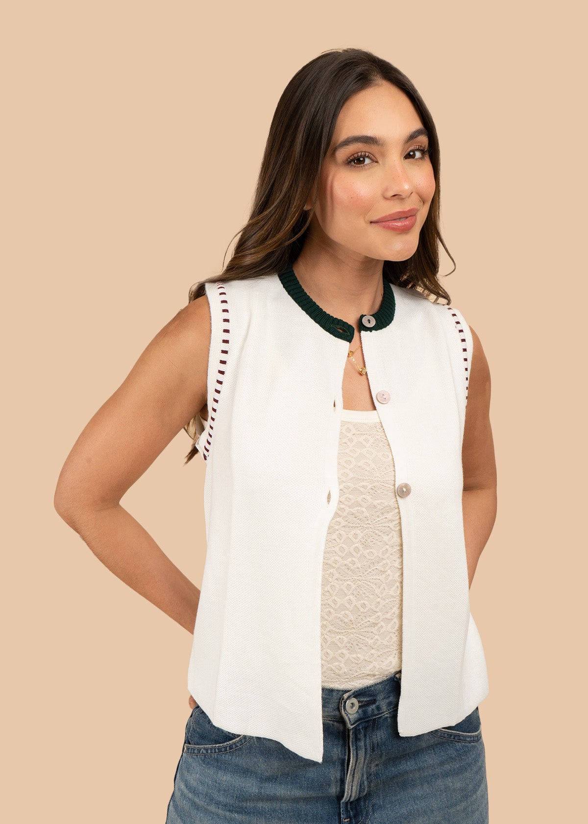 Chaleco tejido color blanco con ribetes 106458