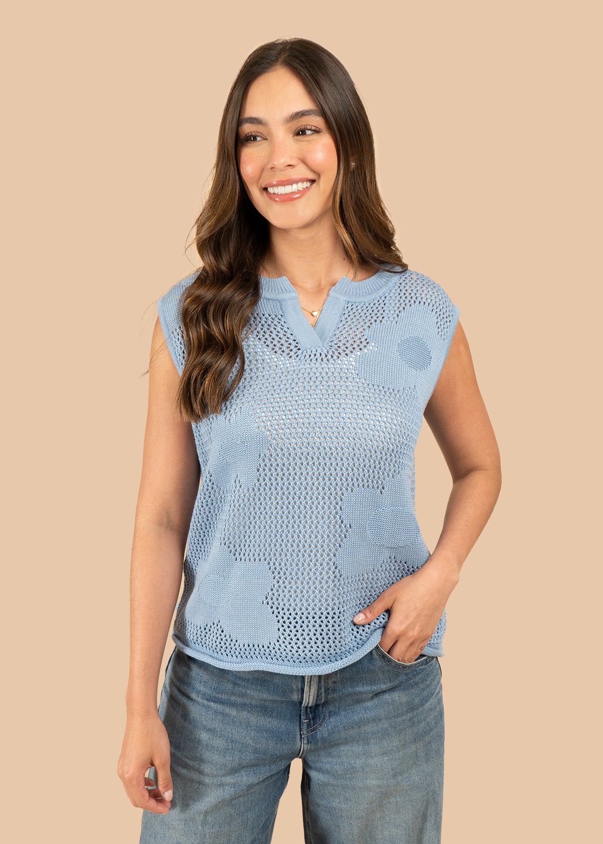 Chaleco tejido color azul con calado floral 106460