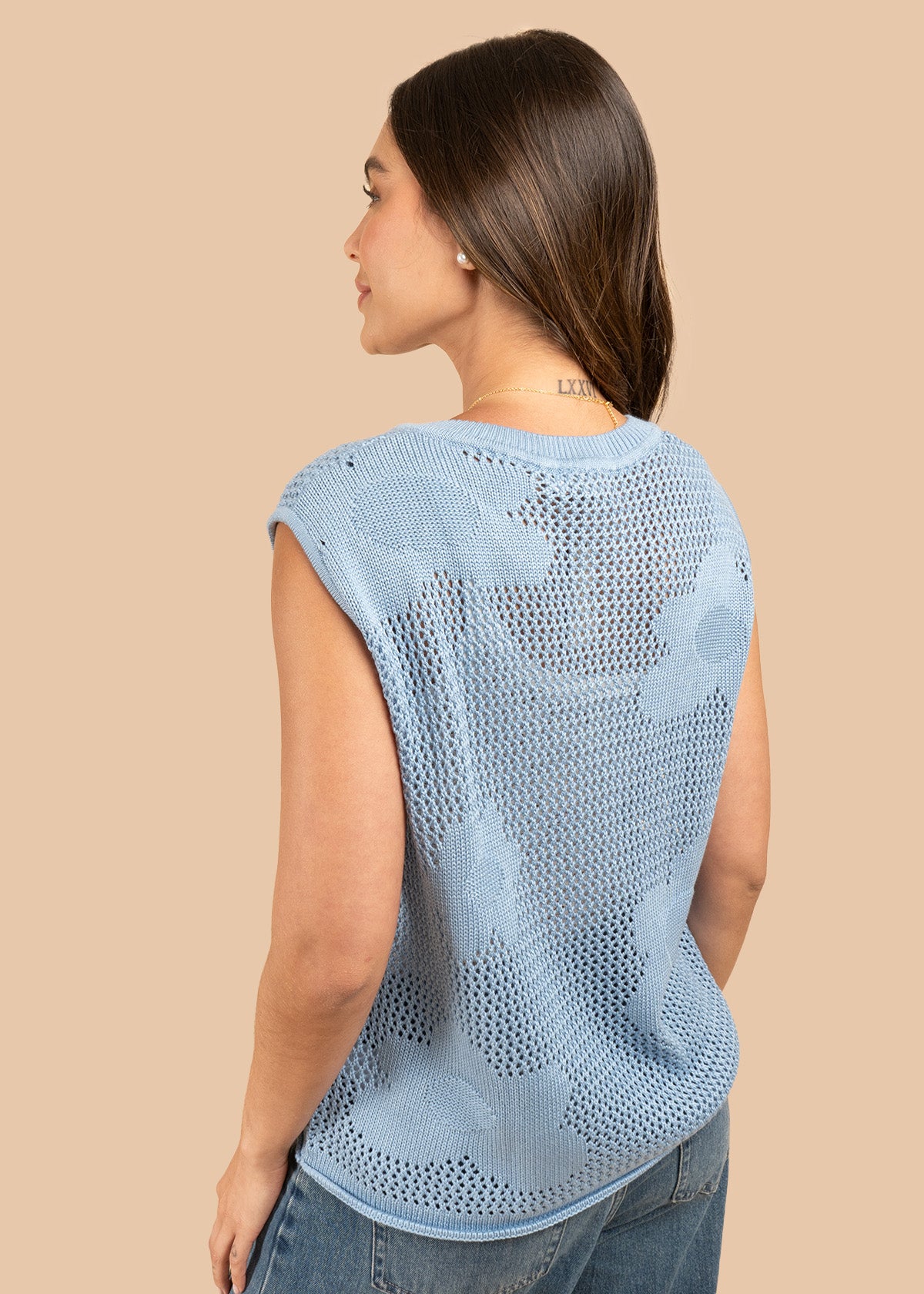 Chaleco tejido color azul con calado floral 106460