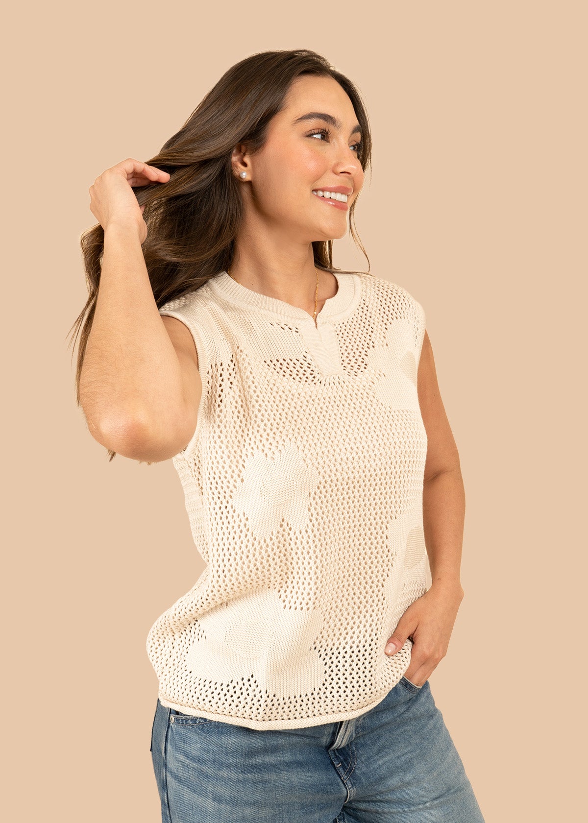 Chaleco tejido color beige con calado floral 106460