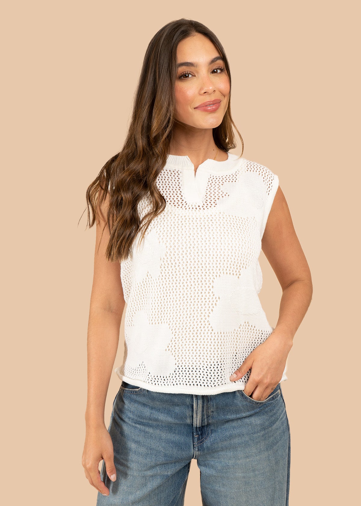 Chaleco tejido color blanco con calado floral 106460