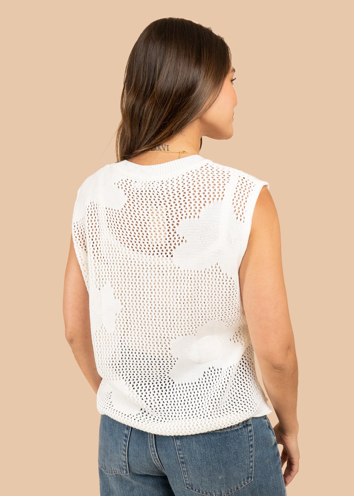 Chaleco tejido color blanco con calado floral 106460