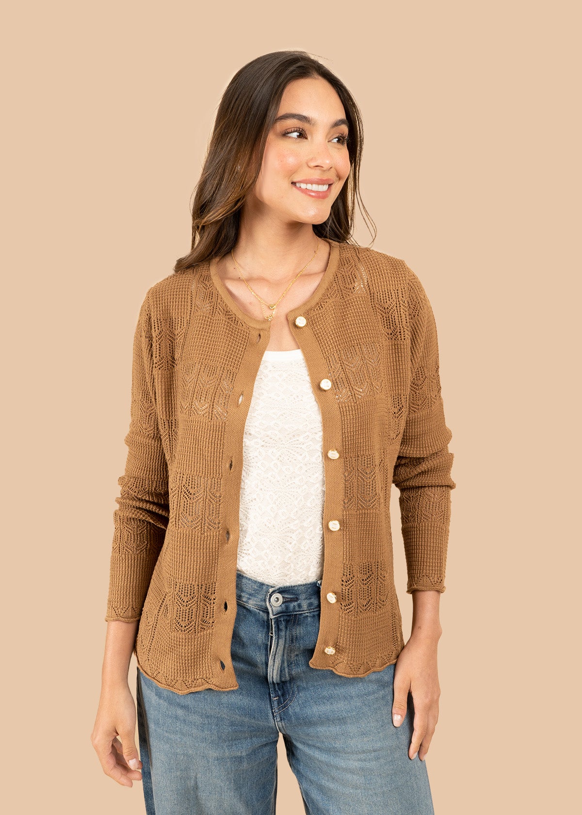 Blusa con tejido calado color camel con botones 106462