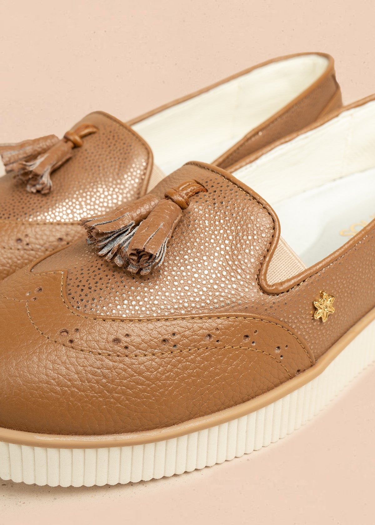 Mocasines de cuero color miel con folia y borlas 106465