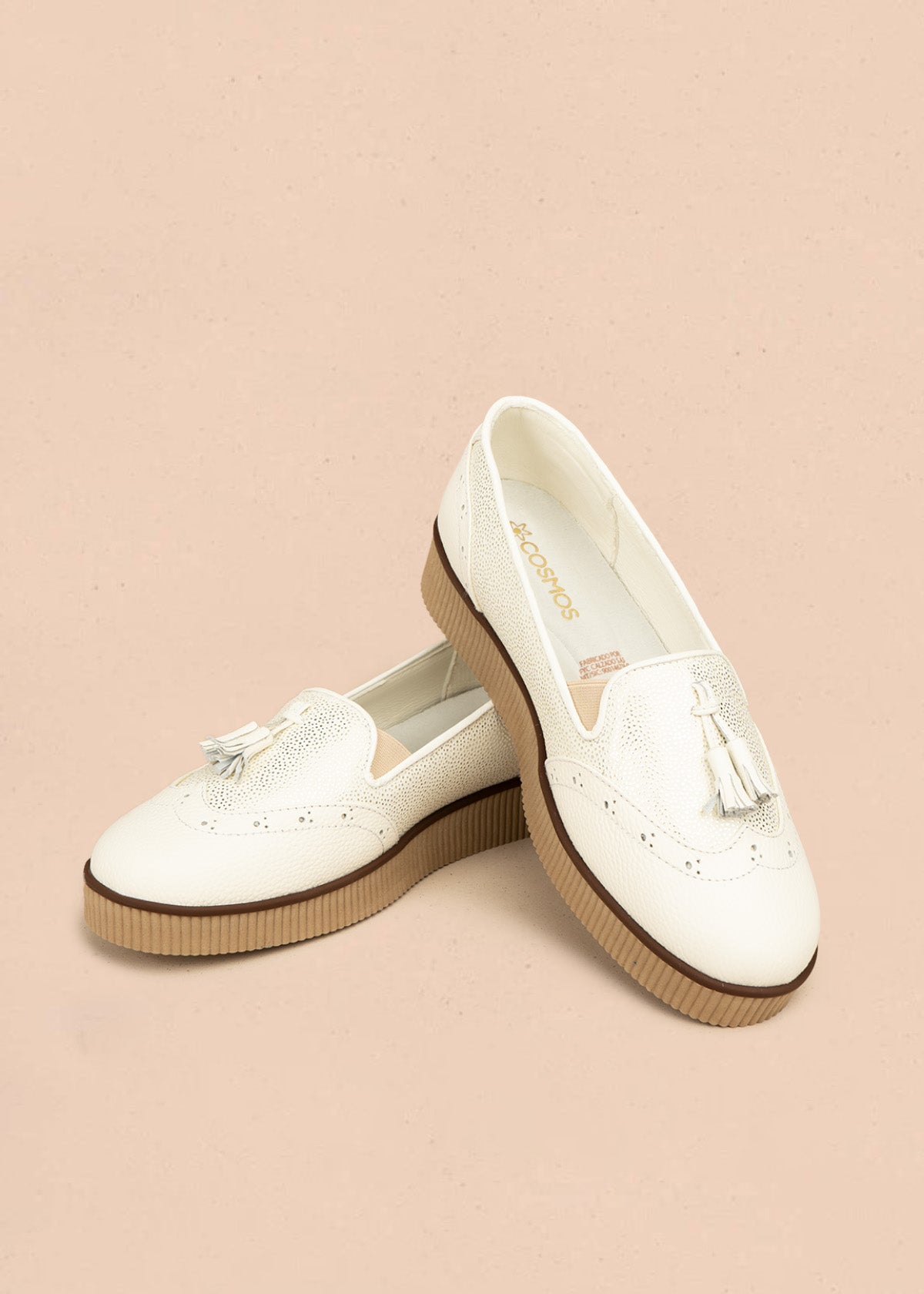 Mocasines de cuero color talco con folia y borlas 106465