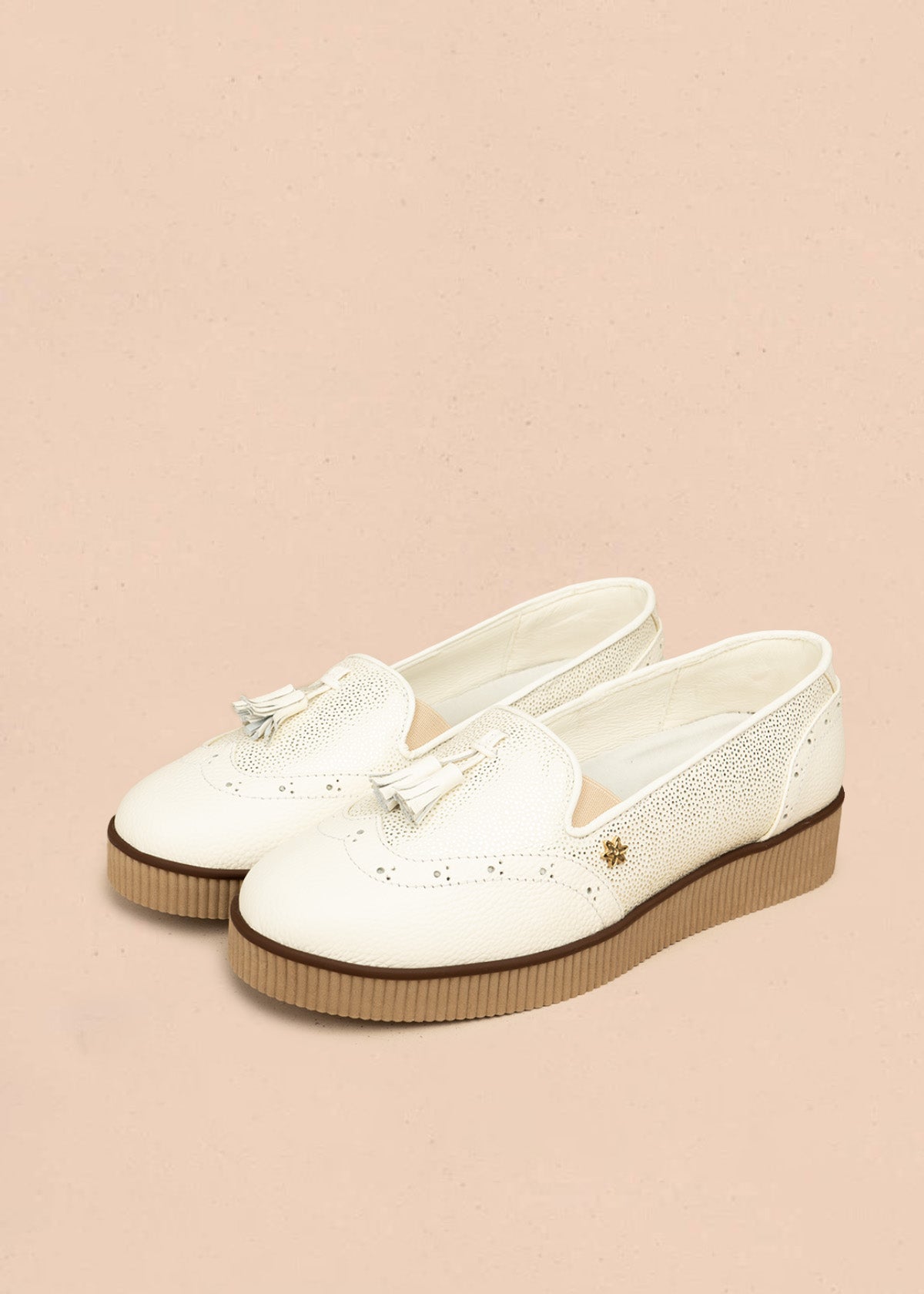 Mocasines de cuero color talco con folia y borlas 106465