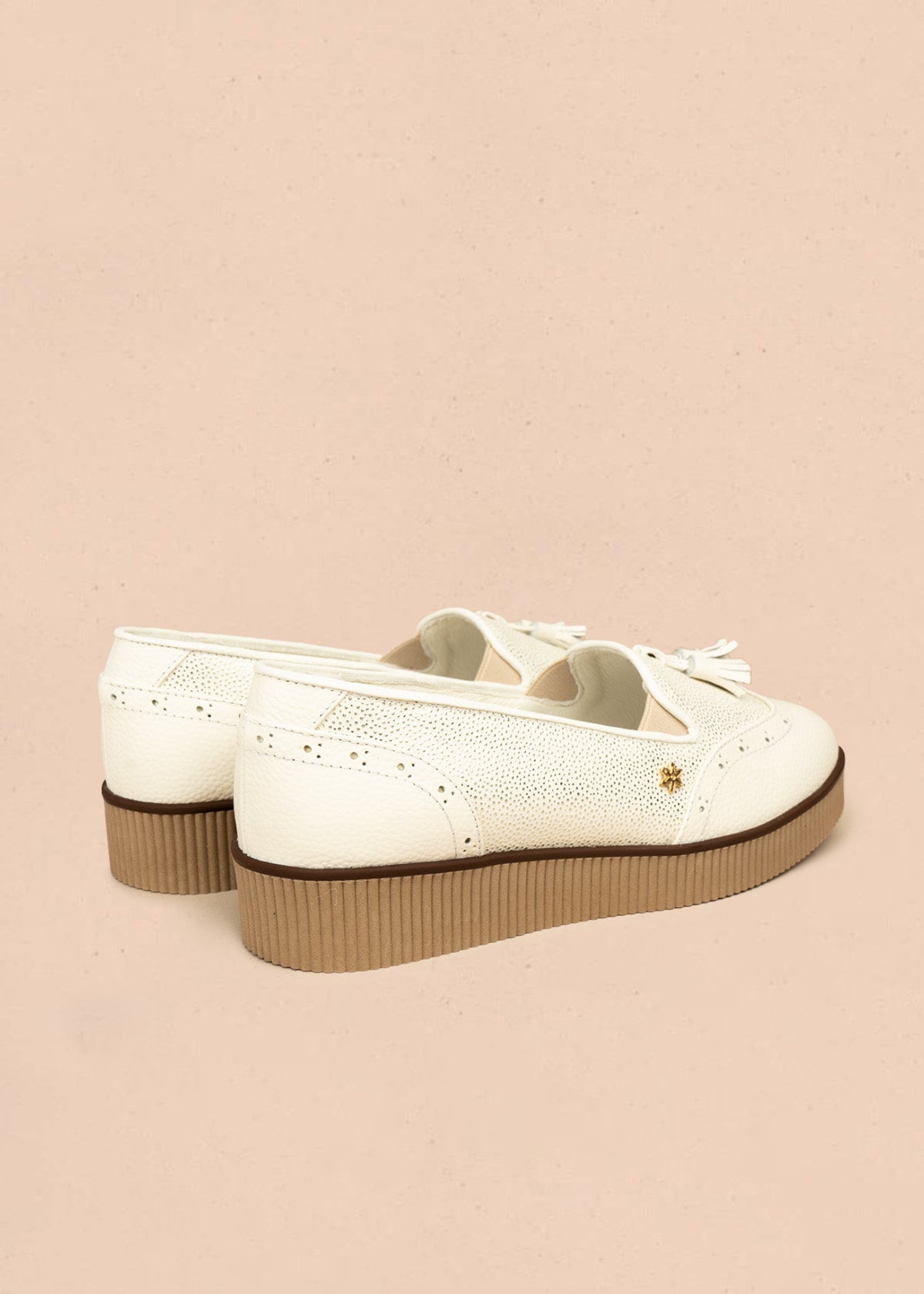 Mocasines de cuero color talco con folia y borlas 106465