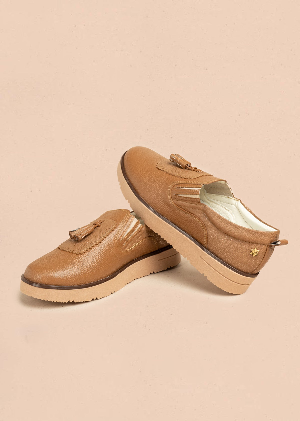 Mocasines de cuero color miel con borla 106466