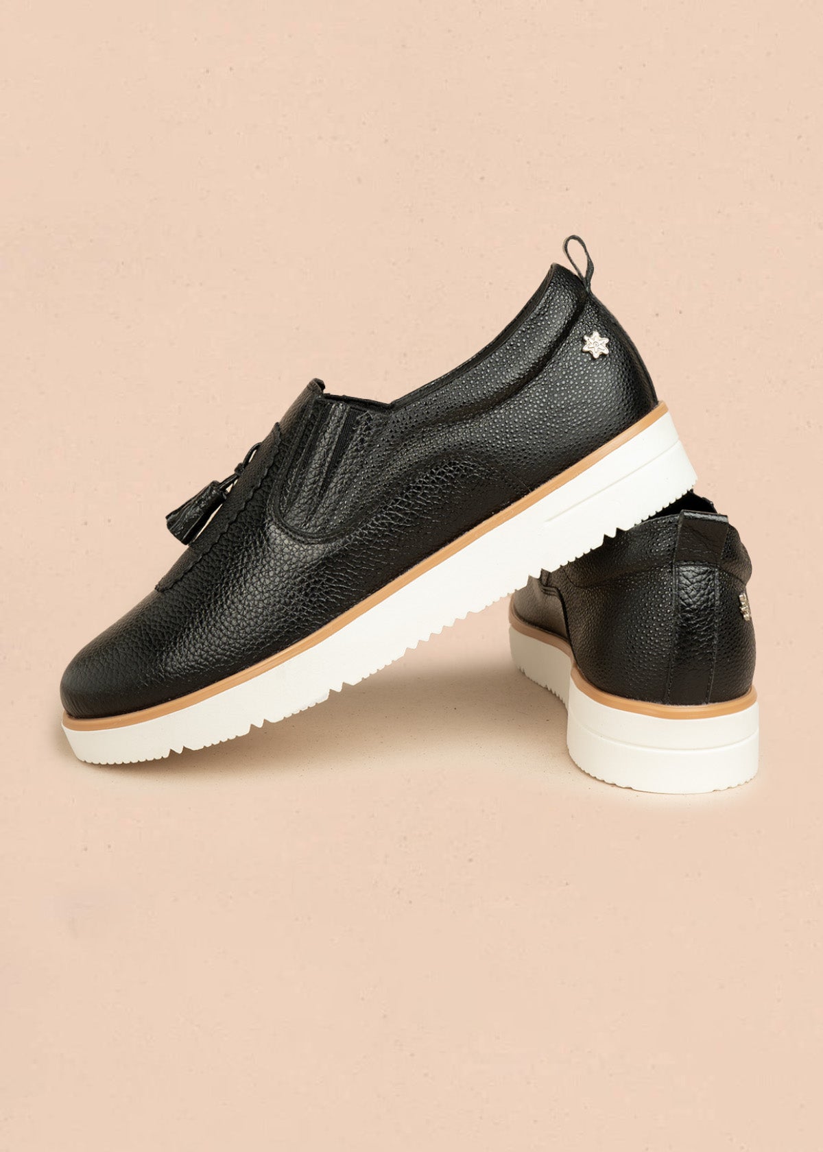 Mocasines de cuero color negro con borla 106466