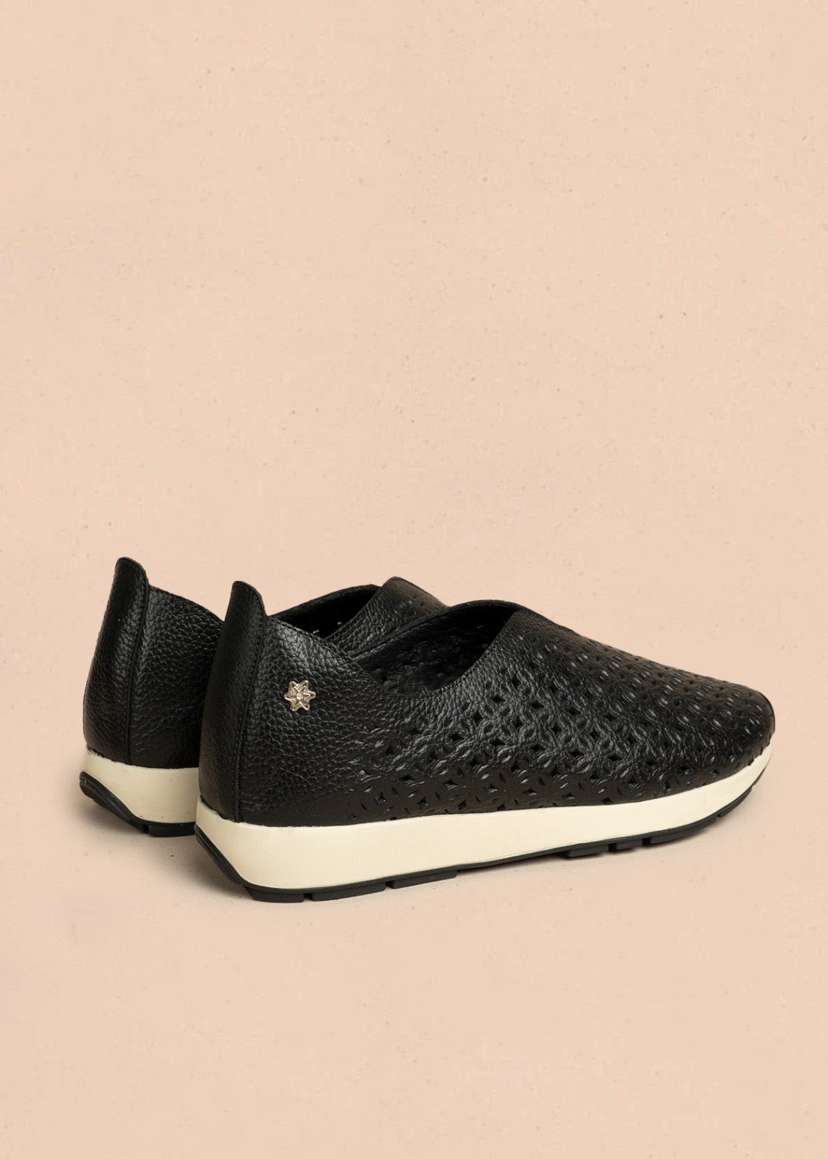 Zapatos cerrados de cuero color negro con patrón troquelado 106467