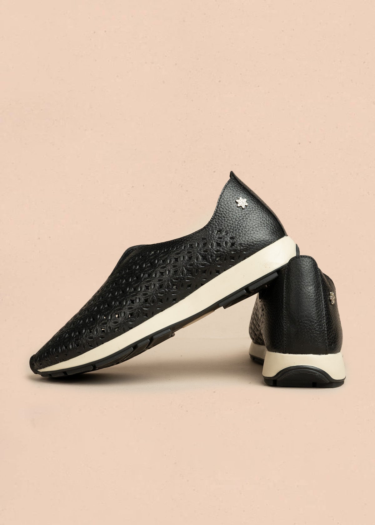 Zapatos cerrados de cuero color negro con patrón troquelado 106467