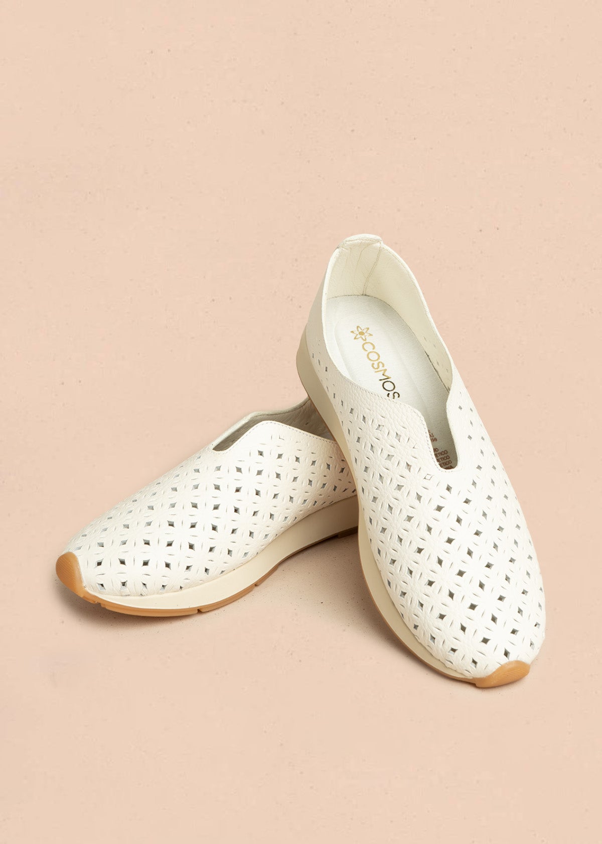 Zapatos cerrados de cuero color talco con patrón troquelado 106467