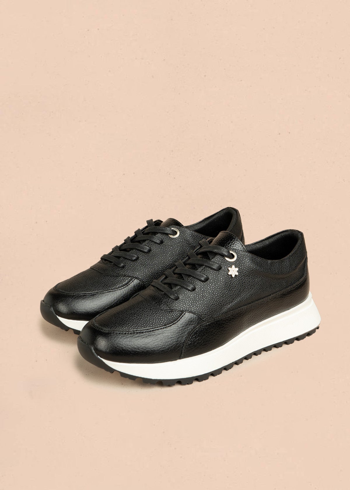 Tenis casuales de cuero color negro 106468