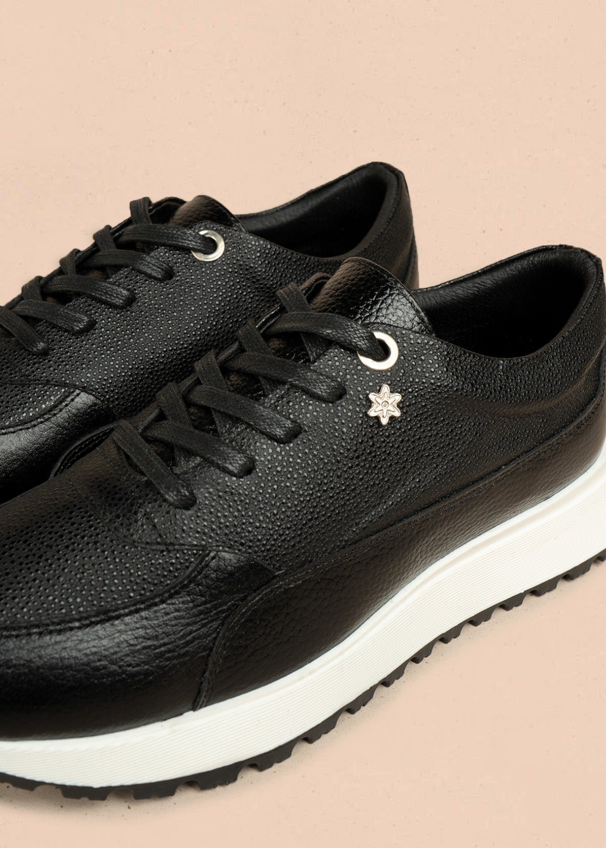Tenis casuales de cuero color negro 106468