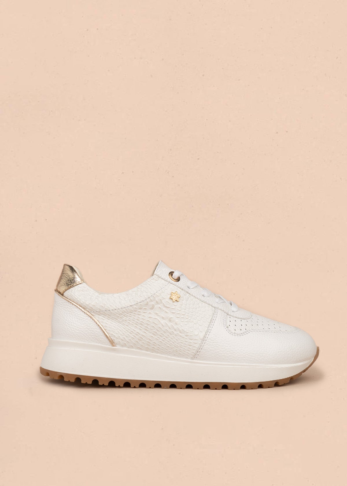 Tenis deportivos de cuero color blanco con laterales textura tipo reptil 106469