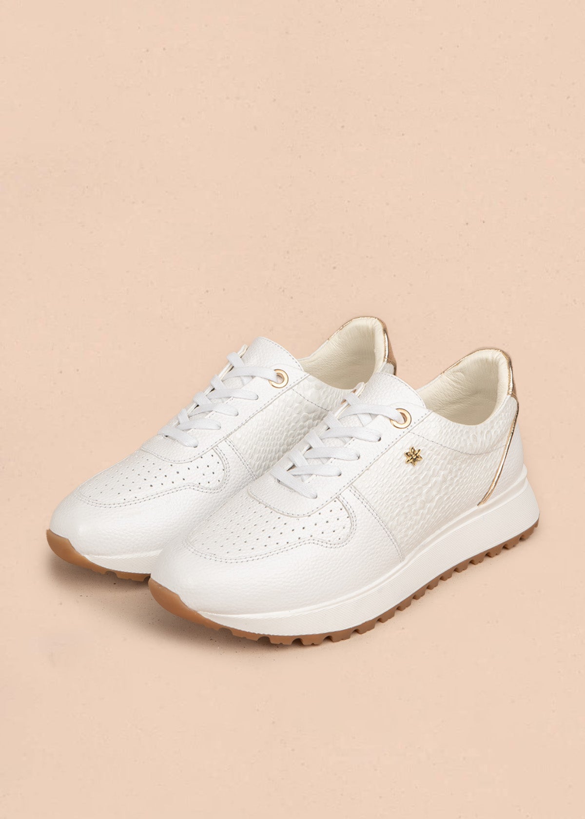 Tenis deportivos de cuero color blanco con laterales textura tipo reptil 106469