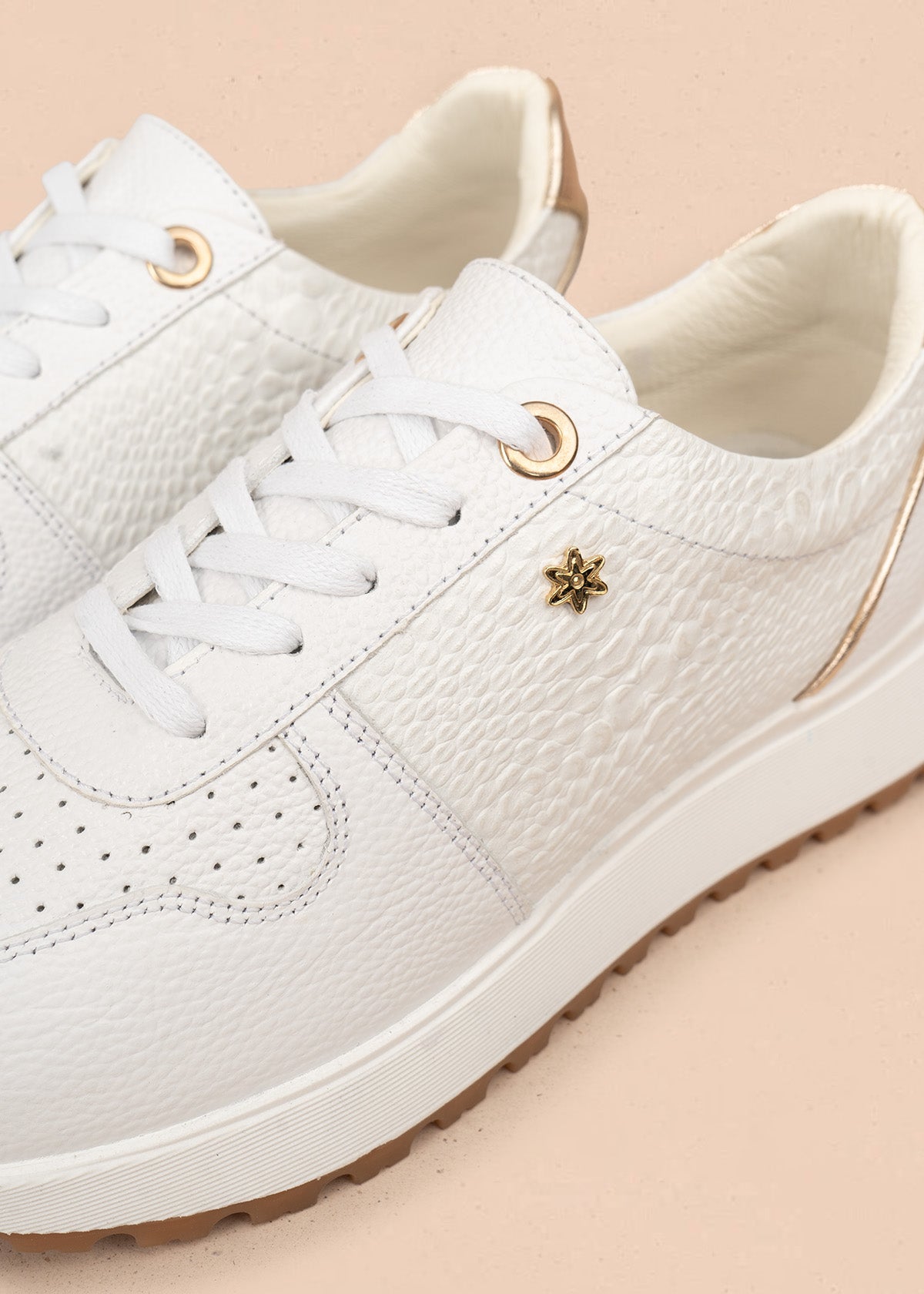 Tenis deportivos de cuero color blanco con laterales textura tipo reptil 106469