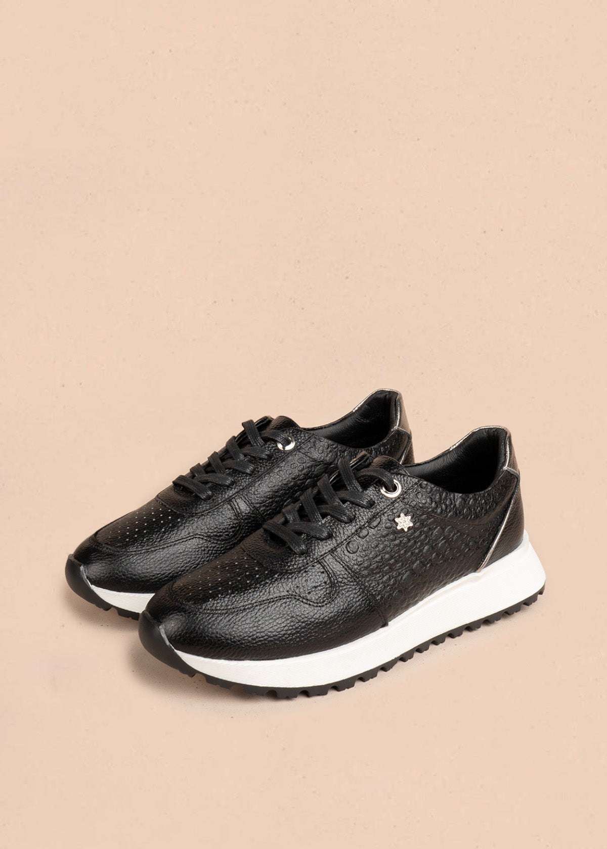 Tenis deportivos de cuero color negro con laterales textura tipo reptil 106469