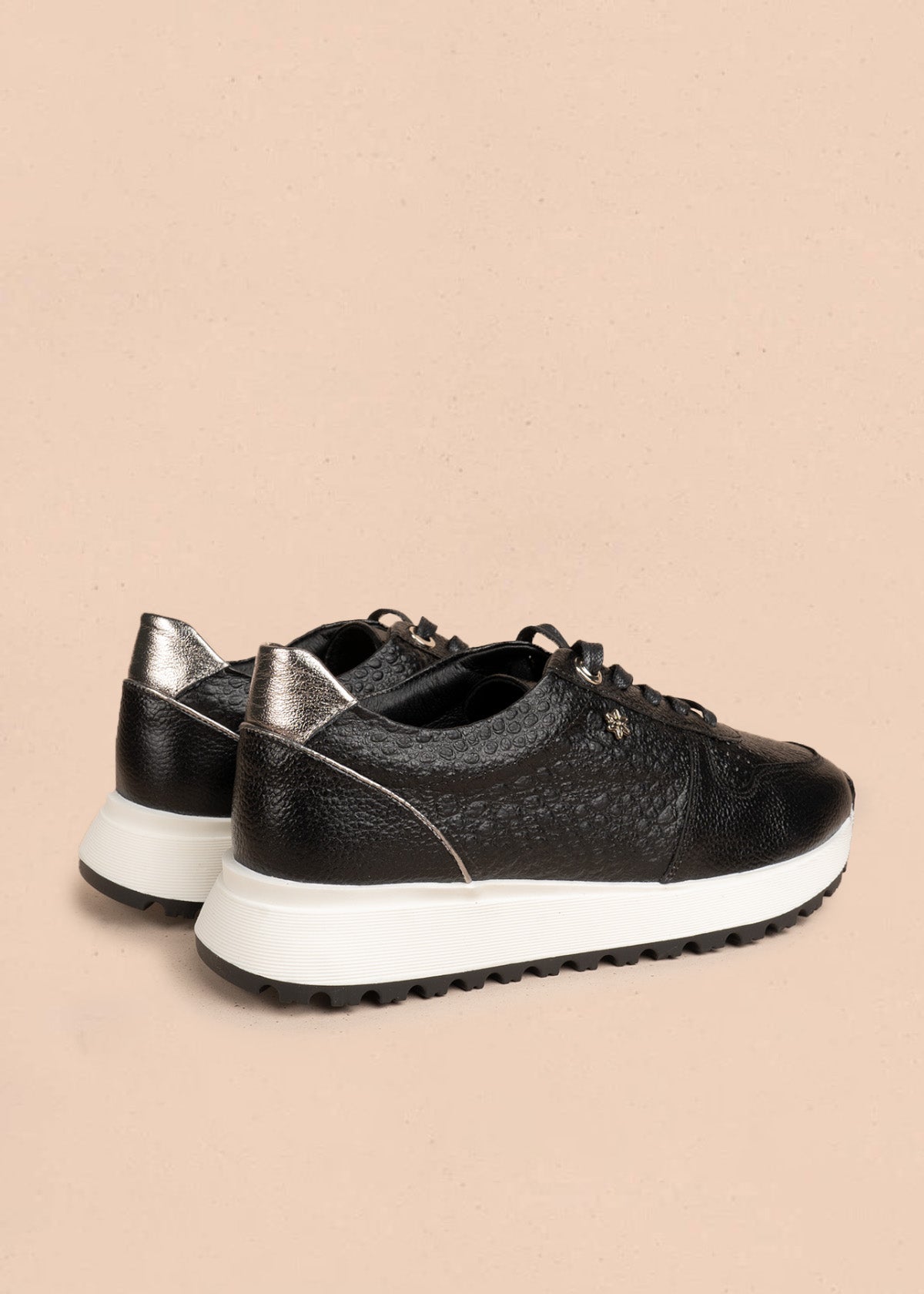 Tenis deportivos de cuero color negro con laterales textura tipo reptil 106469