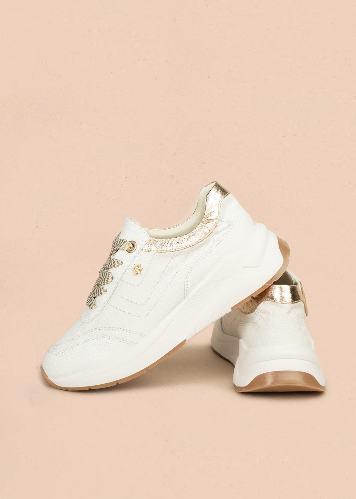 Tenis deportivos de cuero color blanco con bordes champaña 106470