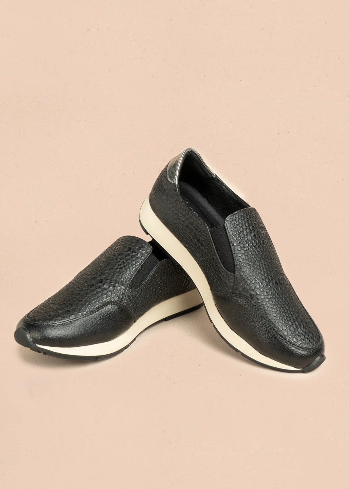 Zapatos cerrados de cuero color negro y textura croco 106471