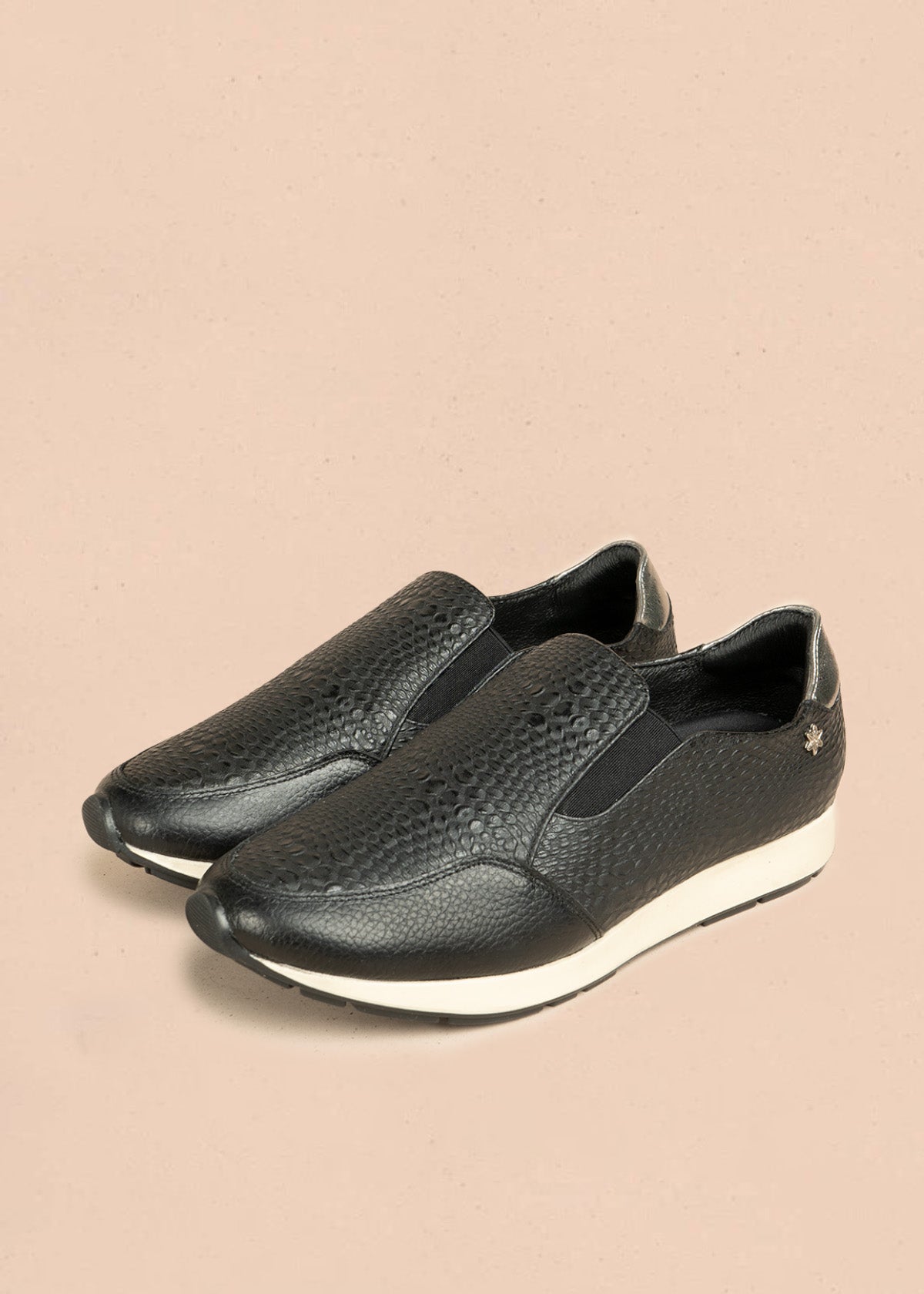 Zapatos cerrados de cuero color negro y textura croco 106471