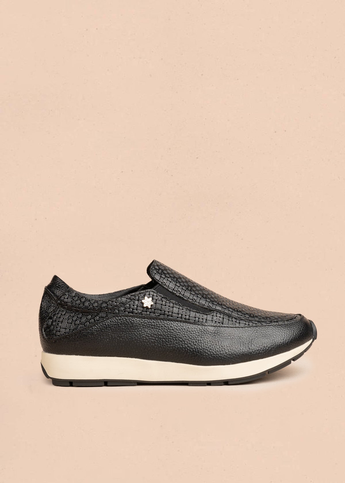Zapatos cerrados en cuero color negro con texturizado 106474