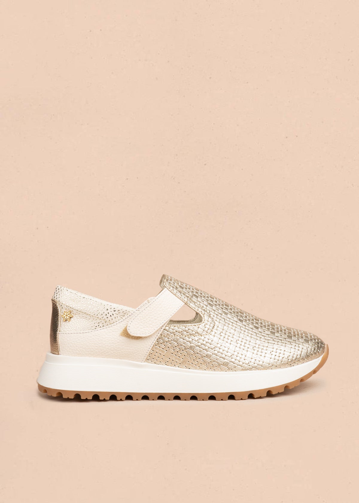 Zapatos cerrados en cuero color dorado con velcro 106475