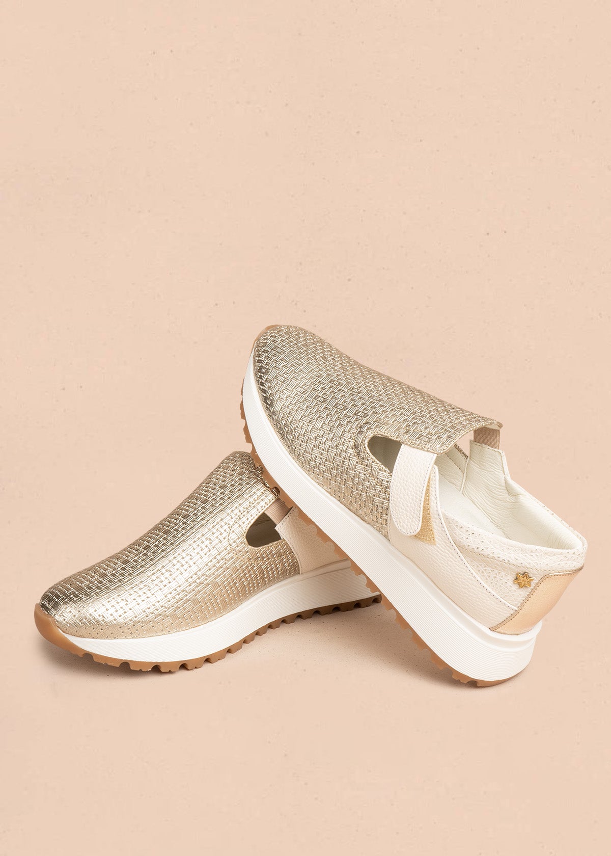Zapatos cerrados en cuero color dorado con velcro 106475