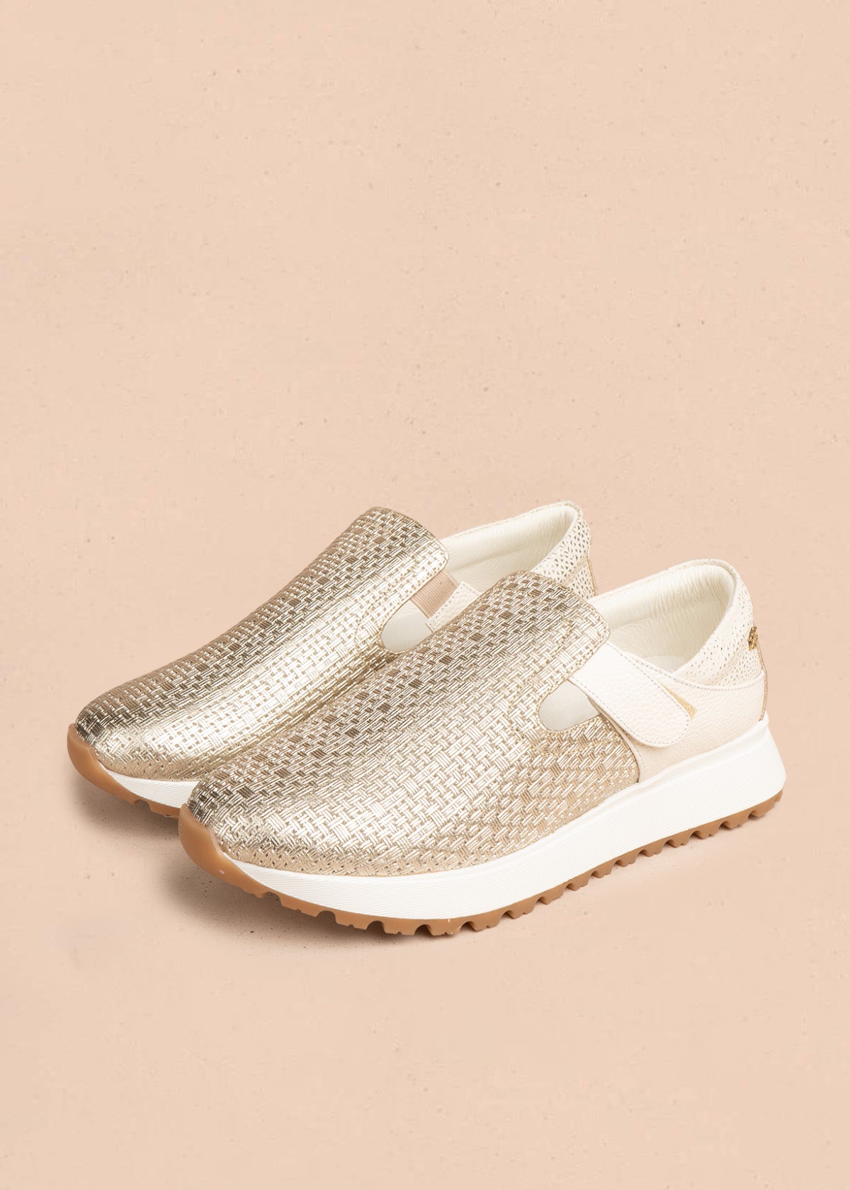 Zapatos cerrados en cuero color dorado con velcro 106475