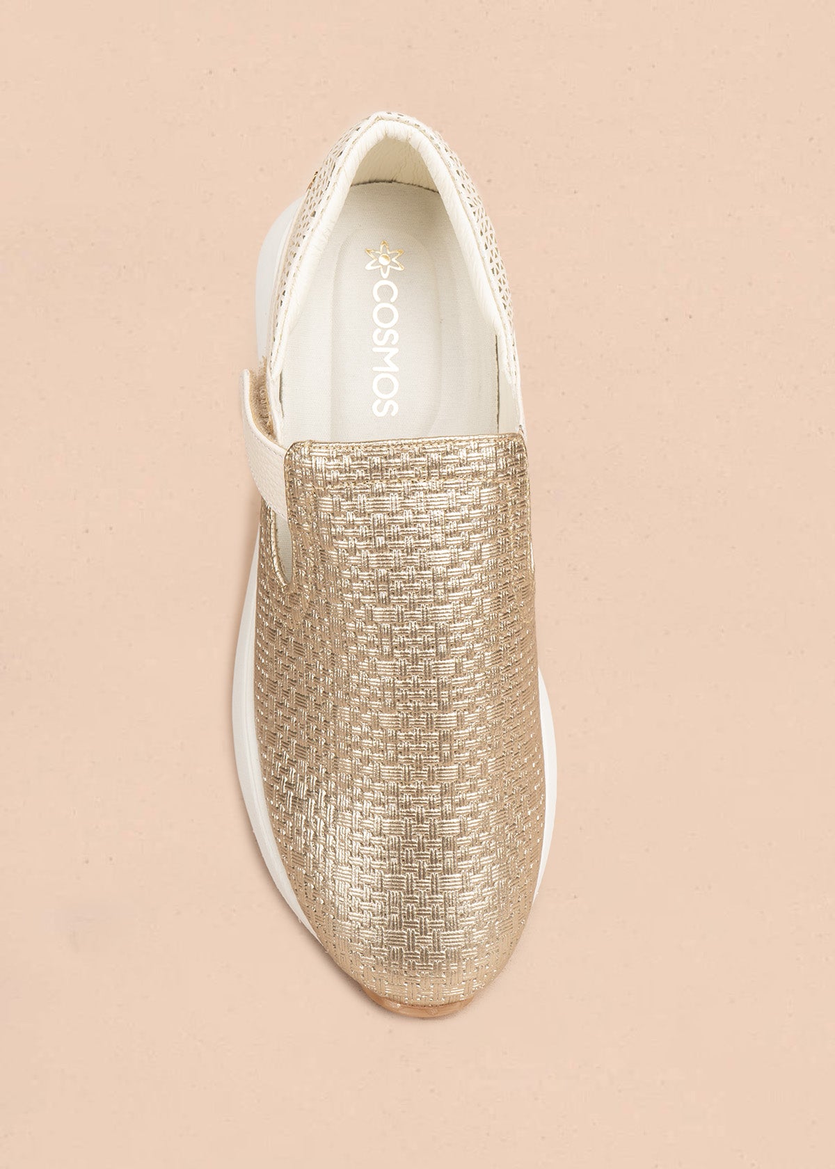 Zapatos cerrados en cuero color dorado con velcro 106475