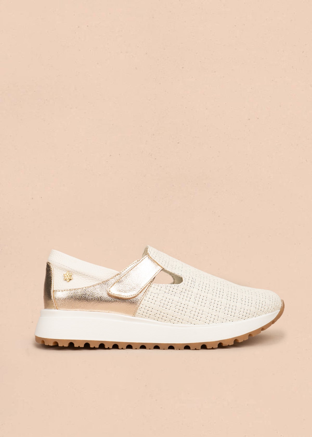 Zapatos cerrados en cuero color talco con velcro y detalles dorados 106475