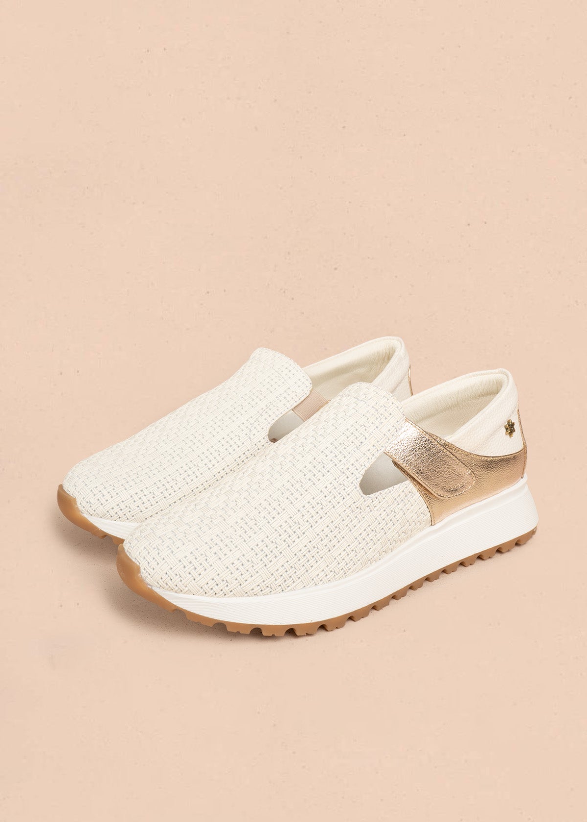 Zapatos cerrados en cuero color talco con velcro y detalles dorados 106475
