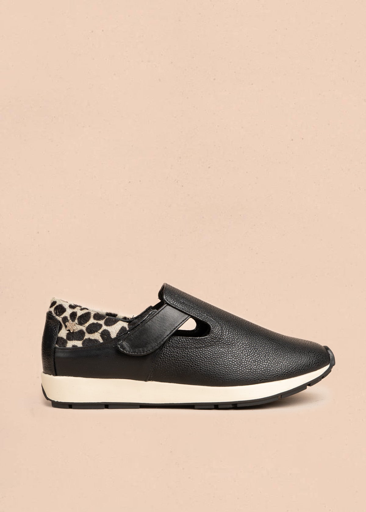 Zapatos cerrados en cuero color negro con detalle animal print 106476