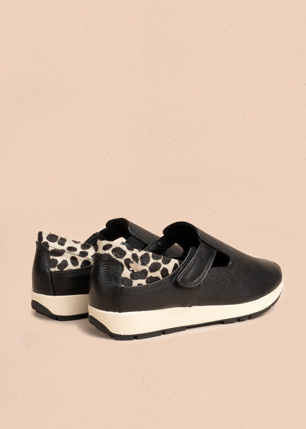 Zapatos cerrados en cuero color negro con detalle animal print 106476
